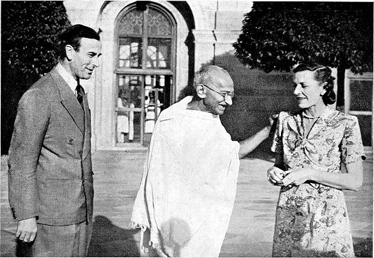 Gandhi with Lord and Lady Mountbatten in 1947. Credit: Wikimedia Commons