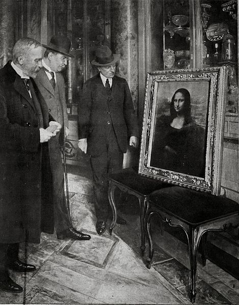 The Mona Lisa on display in the Uffizi Gallery, in Florence (Italy). Museum director Giovanni Poggi (right) inspects the painting. The masterpiece would be latter returned to Museum of Louvre where it had been stolen from. Credit: Wikimedia Commons