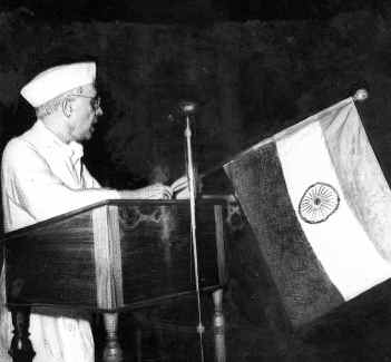 Jawaharlal Nehru delivering 'Tryst with Destiny' midnight speech. Credit: Wikimedia Commons