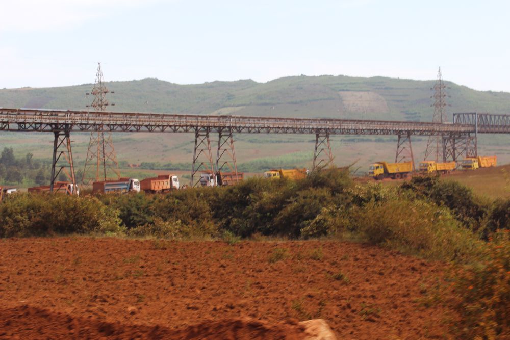 “These days we are seeing an increasing number of accidents in the area. The uncovered trucks create problem of spreading dust in air”, said Sahadev Jani, a native of the village. Srinibash Das, a developed professional working in the region, said, “The permissible capacity for each truck to carry the ore is ten tonne/truck with ore wrapped by proper cover. But it has been observed that most of the times the trucks are much overloaded and run without covering the ore.” Credit: Abhijit Mohanty