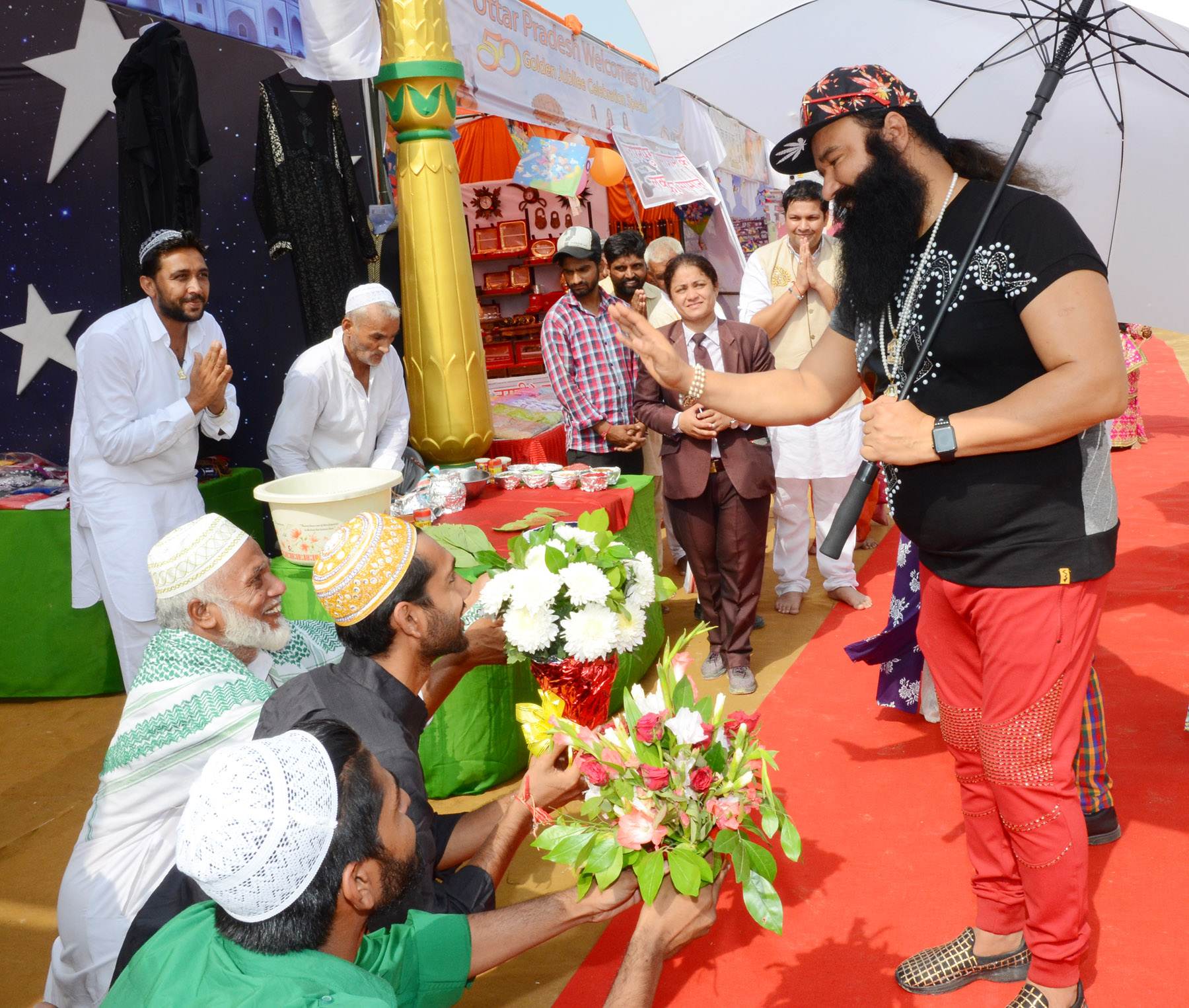 Gurmeet Ram Rahim Singh with followers. Credit: www.saintdrmsginsan.me