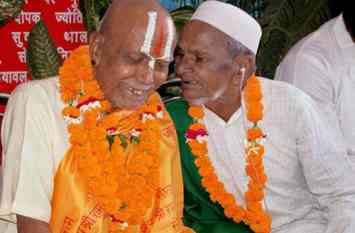 Mahant Bhaskar Das with Hashim Ansari