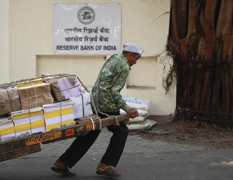 A man pulls a hand-drawn cart in front of the Reserve Bank of India (RBI) building in Mumbai January 24, 2012. Credit: Reuters/Danish Siddiqui/Files