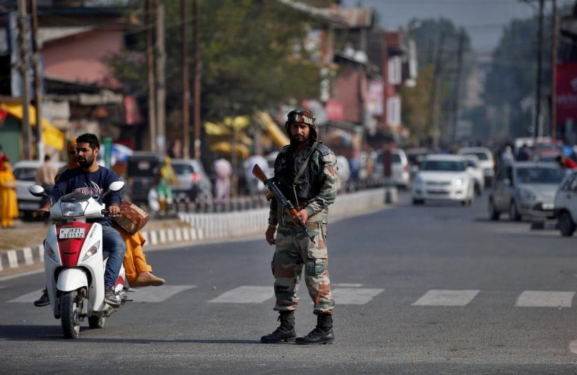 An Indian army soldier stands guard on a road on the outskirts of Srinagar, October 3, 2016. Credit: Reuters/Danish Ismail