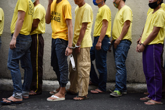 Detainees enter a government building to attend a court hearing at a Regional Trial court in Quezon City, Metro Manila, Philippines June 5, 2017. Credit:Reuters