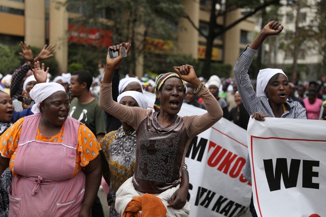 Women who are part of a peace group celebrate outside the Supreme Court in Nairobi, Kenya, October 25, 2017. Credit: Reuters/Siegfried Modola