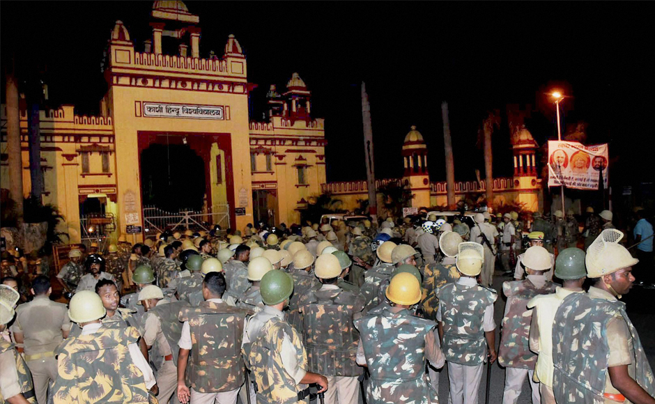 The police and paramilitary personnel deployed to control the protests at BHU. Credit: PTI