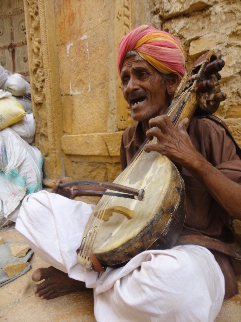 Dapu Khan performing at the Jaisalmer Fort