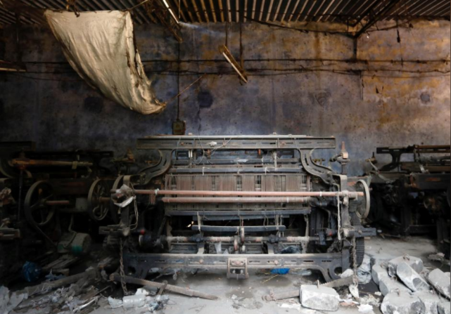 A power loom machine is seen inside a closed-down factory in an industrial area on the outskirts of Mumbai, India, October 5, 2017. Picture taken October 5, 2017. REUTERS/Danish Siddiqui
