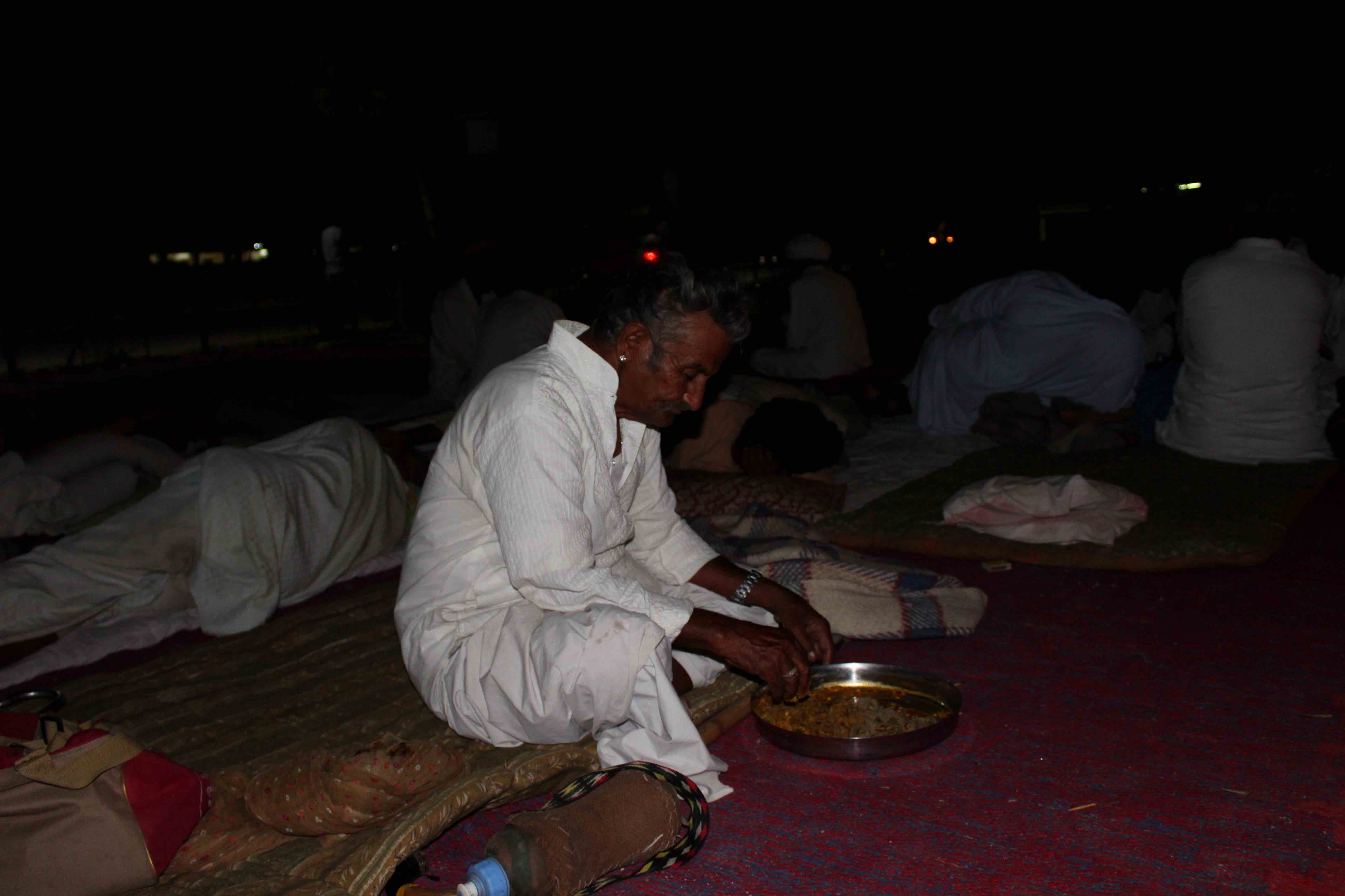 A Manganiyar having food at the shelter. Credit: The Wire/Shruti Jain