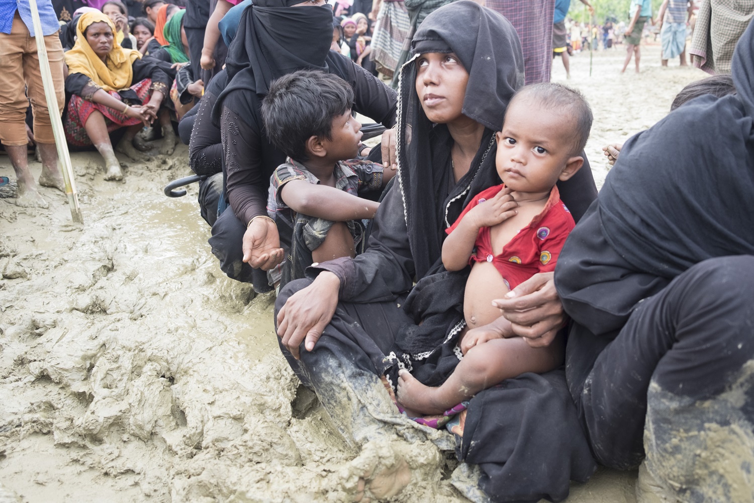 Rohingya women and children in a long line for relief. Credit: Parvez Ahmed