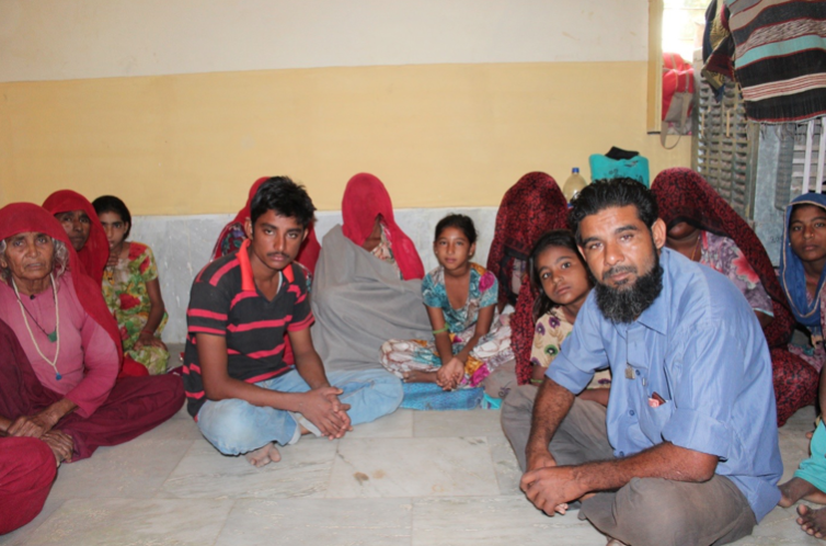 Family of Ahmad Khan at a rain-basera run of the Jaisalmer Nagar Parishad. Credit: The Wire/ Shruti Jain
