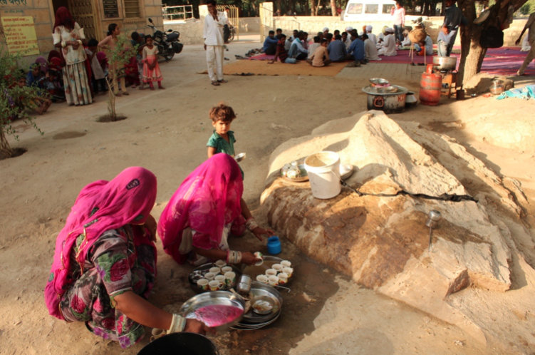 Manganiyar women indulging in daily chores at the government shelter. Credit: The Wire/Shruti Jain