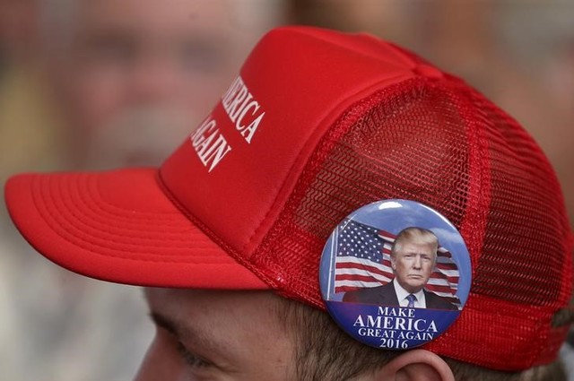 A supporter of U.S. Republican presidential candidate Donald Trump attends a campaign event in Pella, Iowa, United States, January 23, 2016. Credit: Reuters