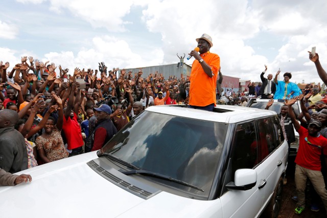 Kenyan opposition leader Raila Odinga of the National Super Alliance (NASA) coalition addresses his supporters after attending a church service in Kawangware slums in Nairobi, Kenya October 29, 2017. Credit: Reuters