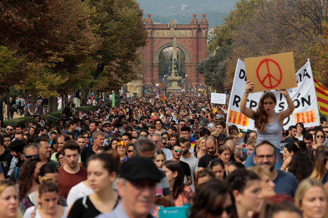 People walk during a demonstration two days after the banned independence referendum in Barcelona, Spain, October 3, 2017. Credit: Reuters