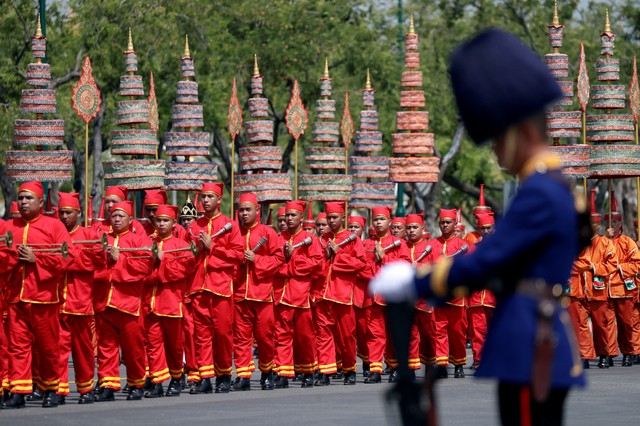 A royal guard bows during a procession to transfer the royal relics and ashes of Thailand's late King Bhumibol Adulyadej from the crematorium to the Grand Palace in Bangkok, Thailand, October 27, 2017. Credit: Reuters