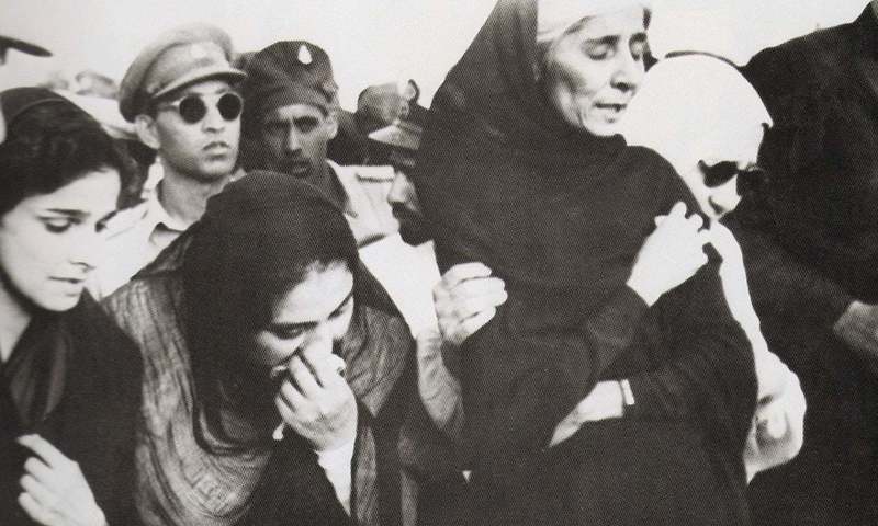 Dina Wadia, on the far left, at her father's funeral in 1948. Fatima Jinnah is the older woman with a black shawl.