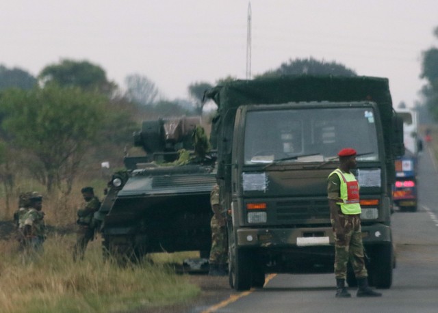 Soldiers stand beside military vehicles just outside Harare, Zimbabwe November 14, 2017. Credit: Reuters/Philimon Bulawayo