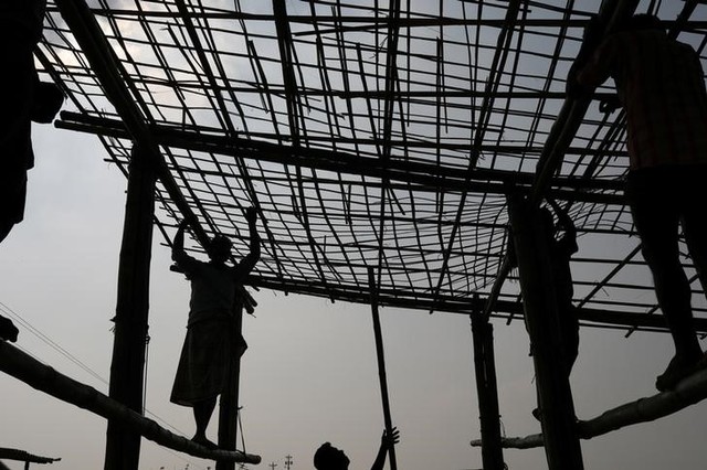 Rohingya refugees build a makeshift school with bamboo at Kutupalong refugee camp near Cox's Bazar, Bangladesh, November 22, 2017. Credit: Reuters/Susana Vera