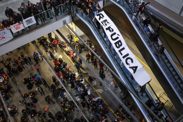 Protesters occupy the train station and block the tracks of the high speed AVE train during a partial regional strike in Girona, Spain, November 8, 2017. Credit: Reuters/Albert Gea