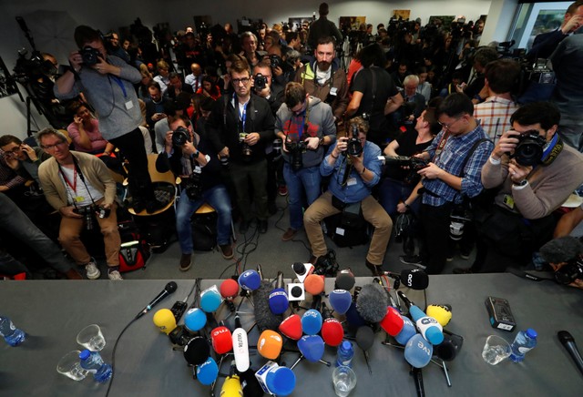 Journalists await the arrival of sacked Catalan leader Carles Puigdemont at the Press Club Brussels Europe where he is expected to give a news conference in Brussels, Belgium, October 31, 2017. Credit: Reuters/Yves Herman
