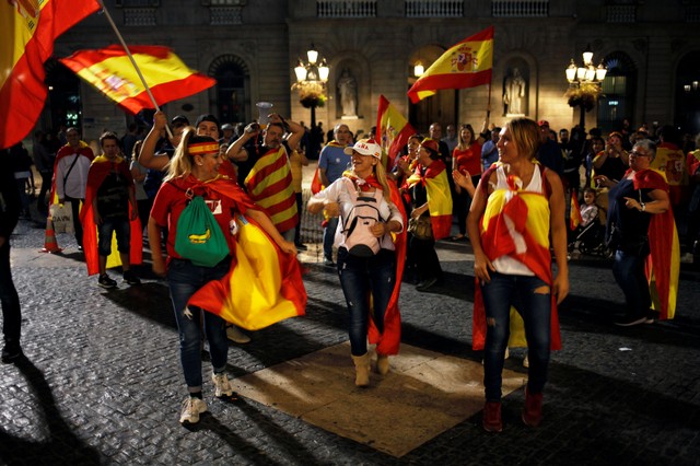 Pro-unity supporters dance at Sant Jaume square after taking part in a demonstration in central Barcelona, Spain, October 29, 2017. Credit: Reuters/Jon Nazca