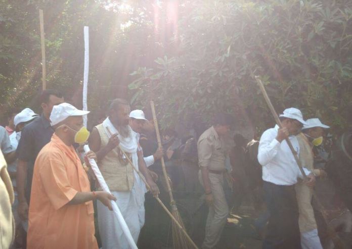 Cleanliness drive in Chitrakoot. Credit: Khabar Lahariya