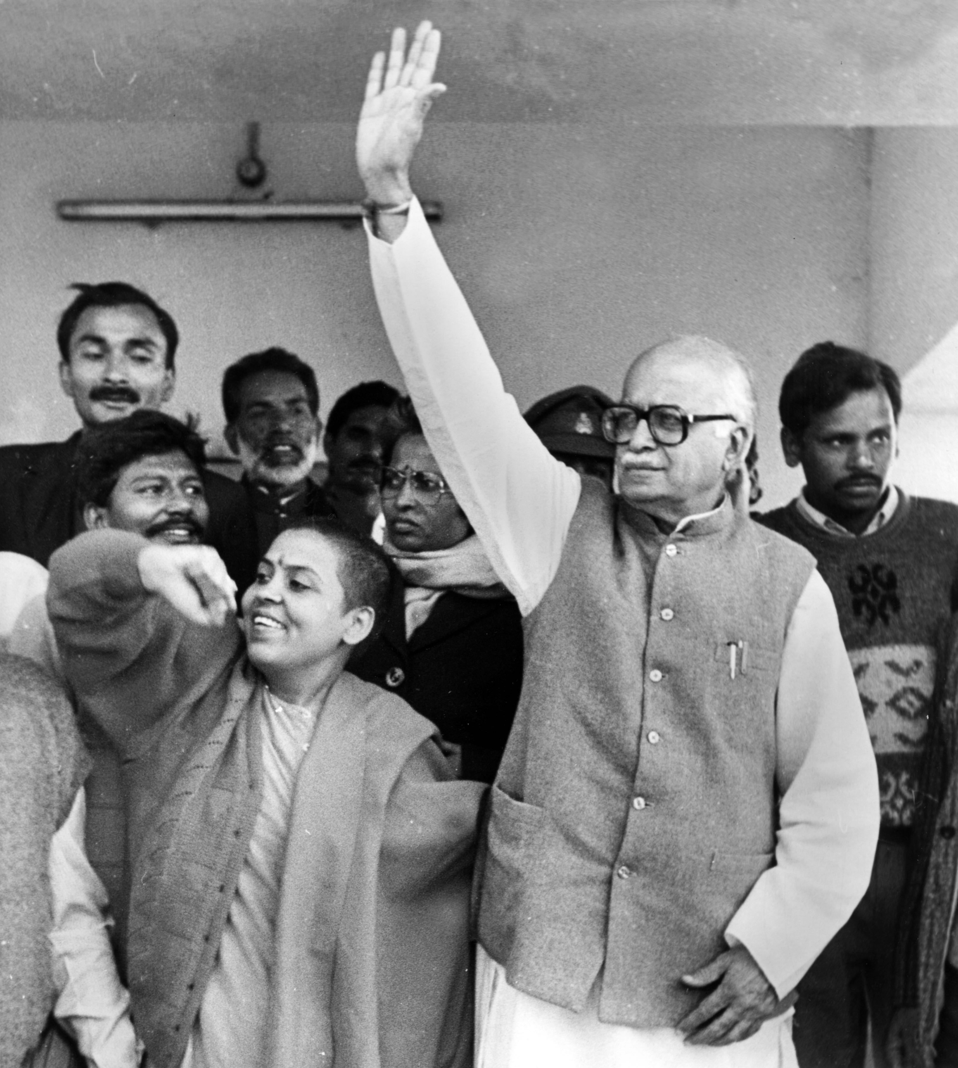 BJP leaders L.K. Advani and Uma Bharti waving to the crowd outside the court of the judicial magistrate at Akbarpur on December 10, 1992. Credit: T. Narayan