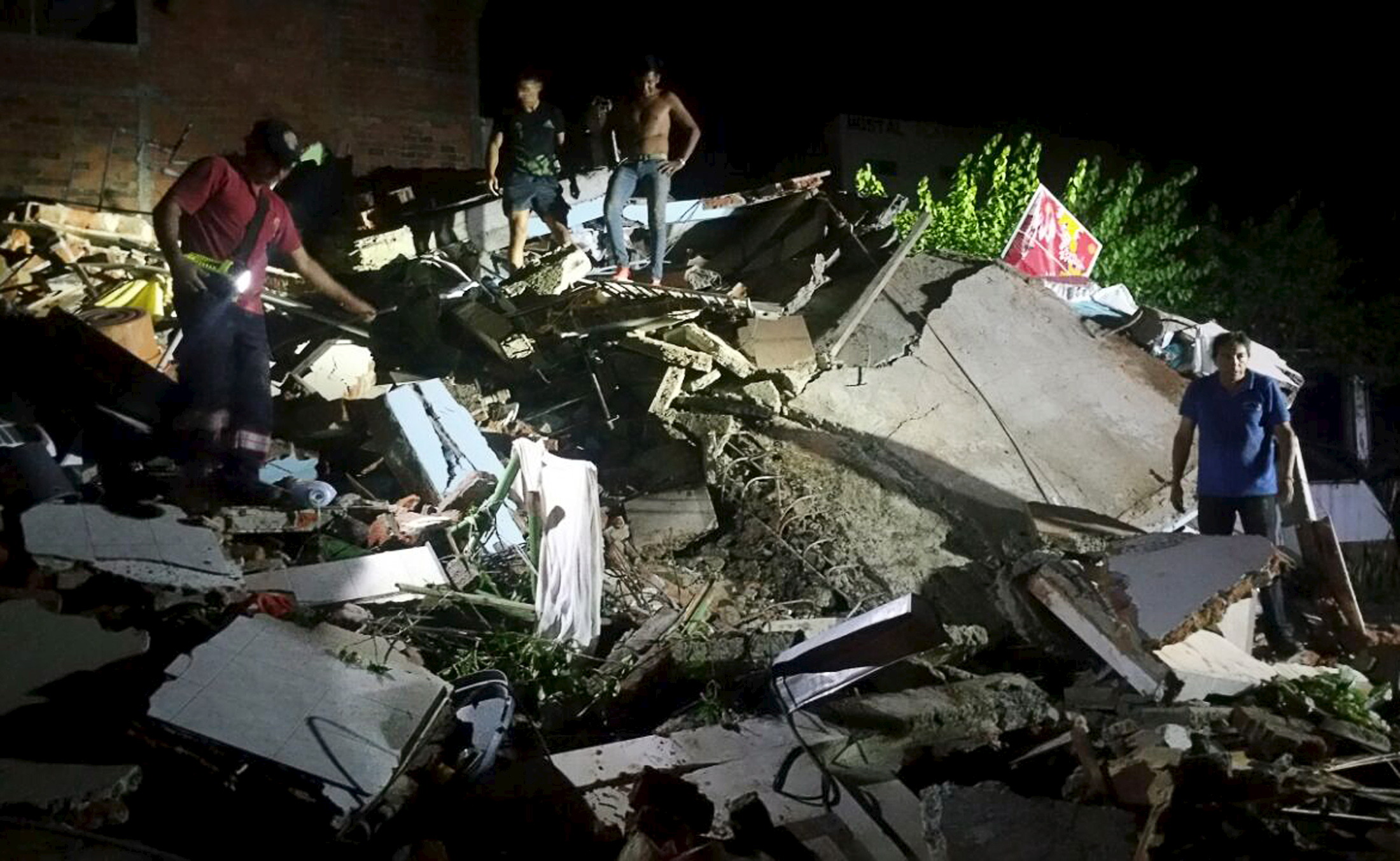earthquake kills 233 in ecuador  devastates coast zone