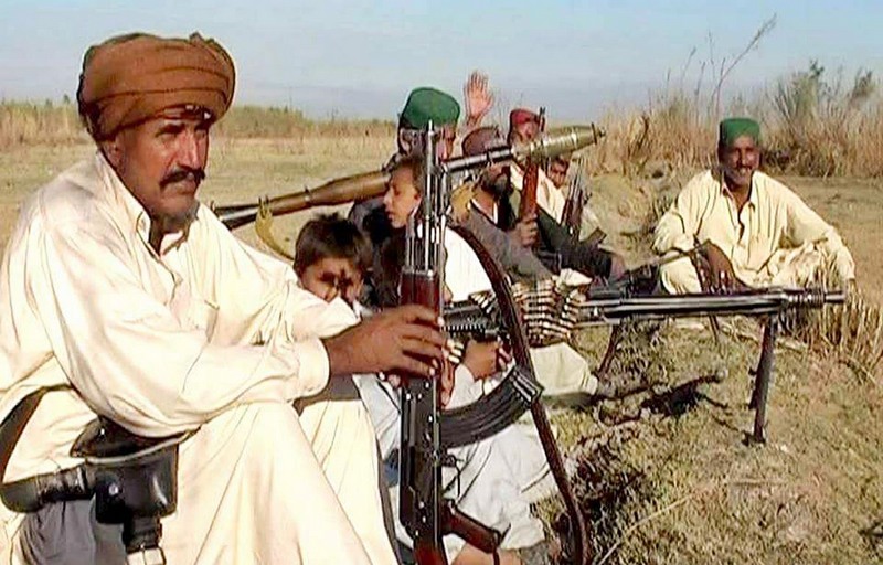 pakistani gang kills six policemen  takes 24 hostages