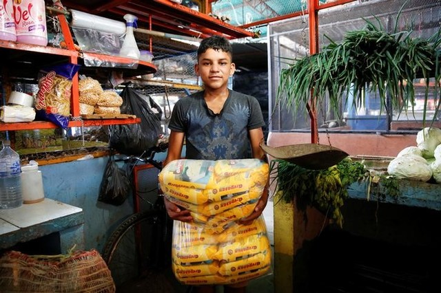 amid economic crisis  hungry venezuelans smuggle colombian food  necessities home