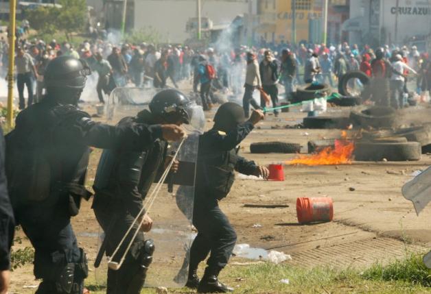 six dead  over 100 injured in mexico union protest