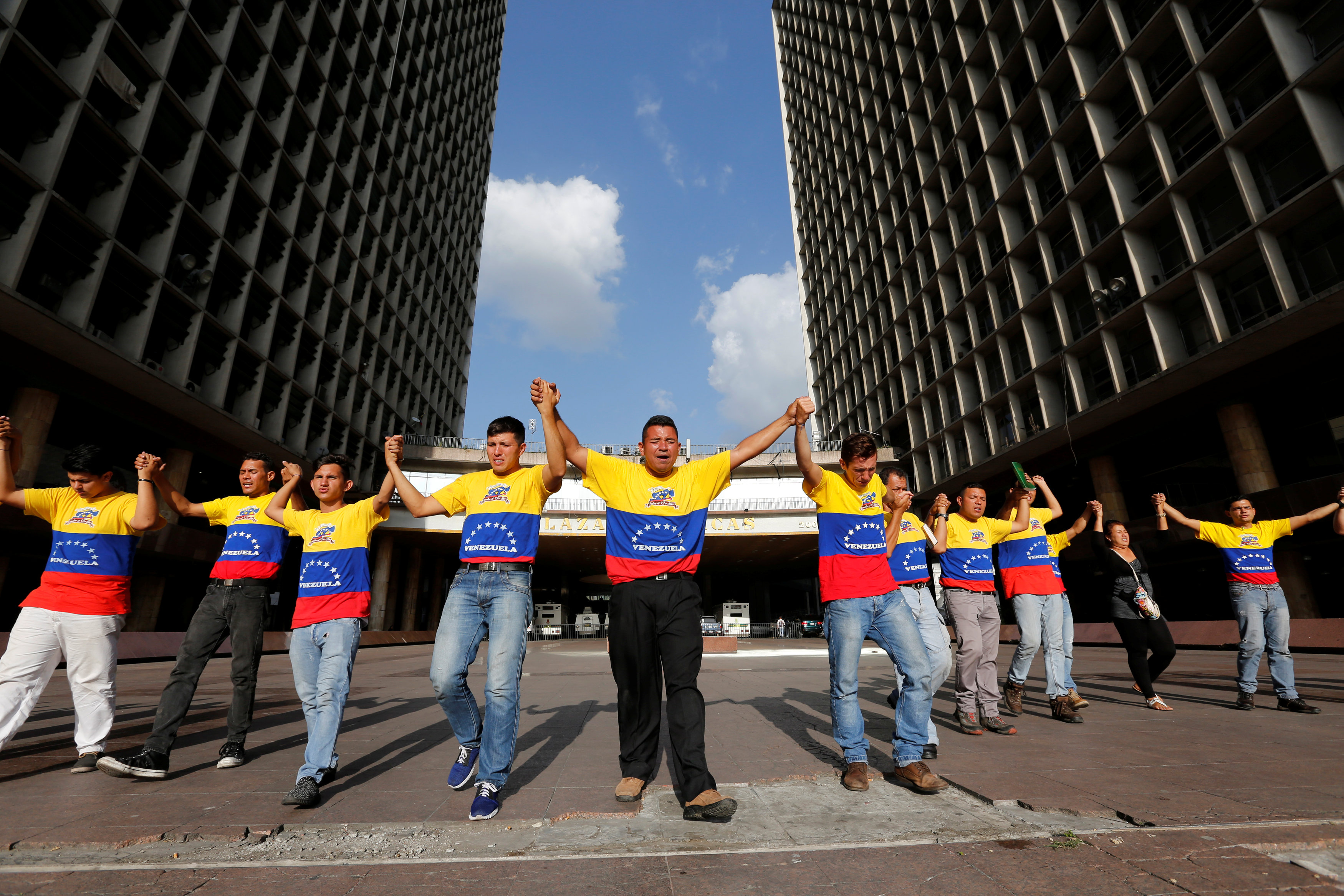 venezuelan president maduro battles calls for referendum amidst economic crisis