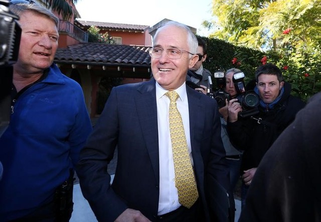talks begin to resolve australian parliamentary deadlock