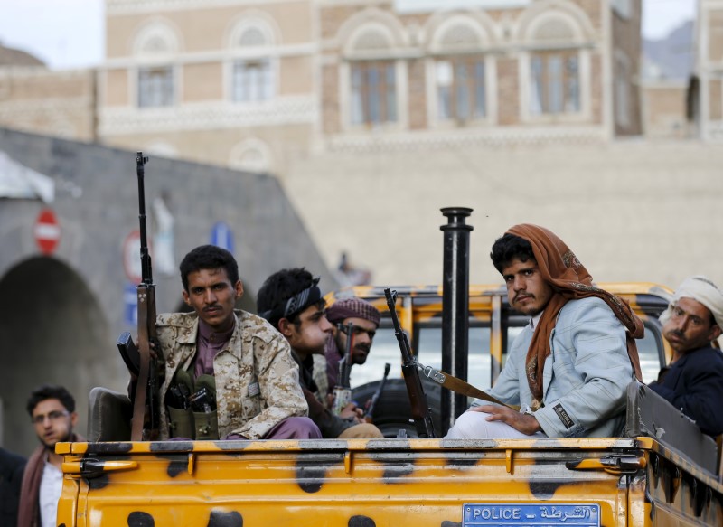 un report on yemen says houthis used human shields and isis received funds