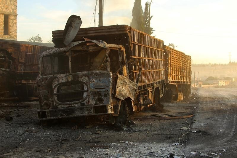 un suspends syria aid convoys after hit