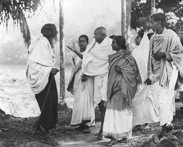 Gandhi speaking to Muslims in Noakhali. Credit: Twitter