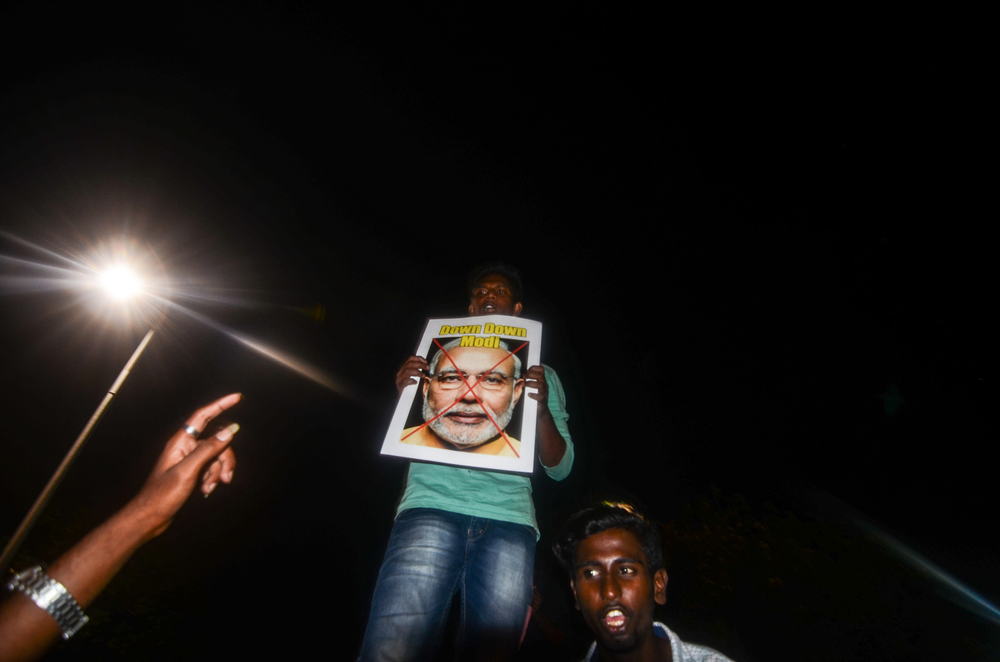 jallikattu protestors battle tamil nadu police  but for many  modi  centre are main target