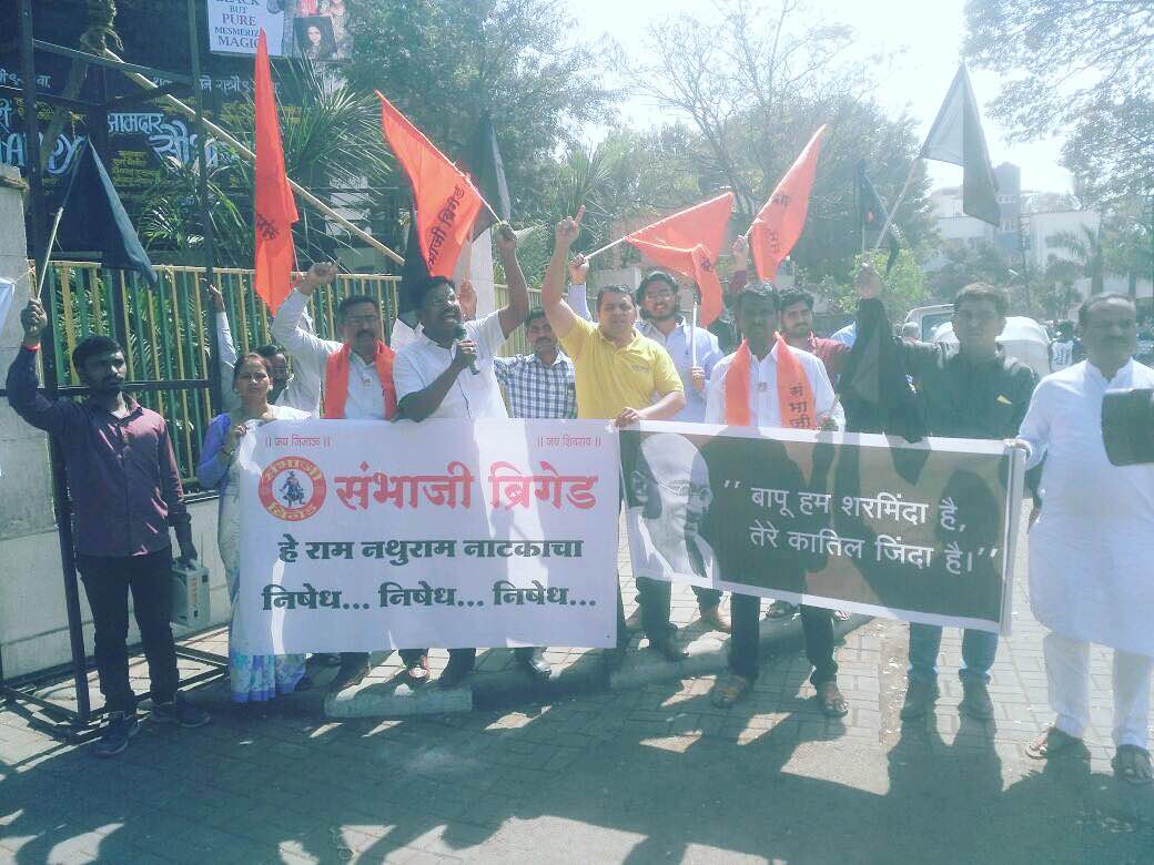 play  glorifying  gandhi killer nathuram godse draws audiences and protests