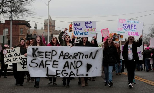 Supporters of Planned Parenthood rally outside a Planned Parenthood clinic in Detroit, Michigan, US February 11, 2017. Credit: Reuters