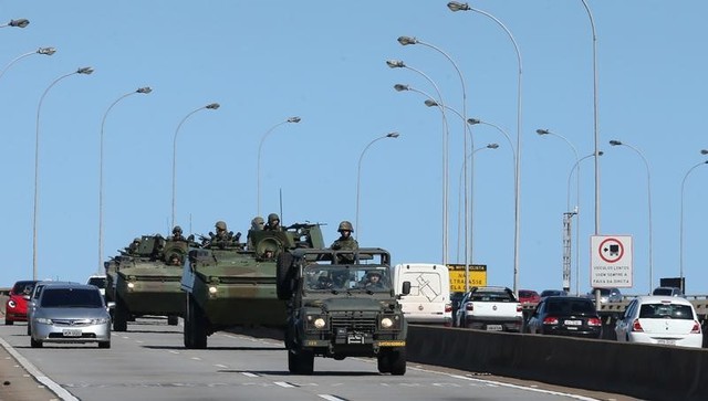 brazilian police strike spurs anarchy  over 100 dead