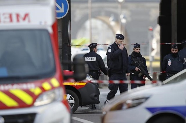 french soldier shoots  wounds machete wielding attacker at paris museum