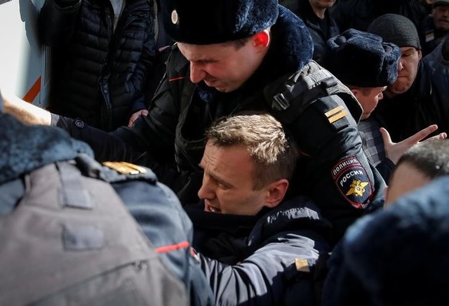 russian police detain opposition leader  hundreds of anti corruption protesters