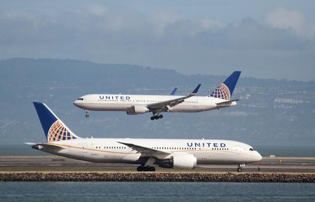 united airlines in pr trouble over  sexist  dress code