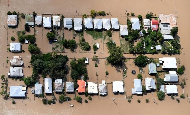 new zealand starts clean up as cyclone debbie floodwaters peak