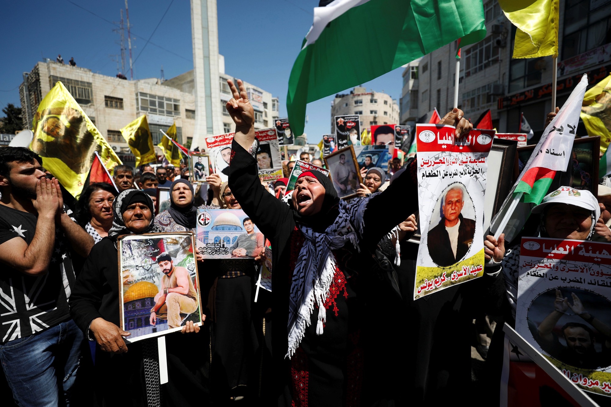 hundreds of palestinians in israeli prisons launch hunger strike