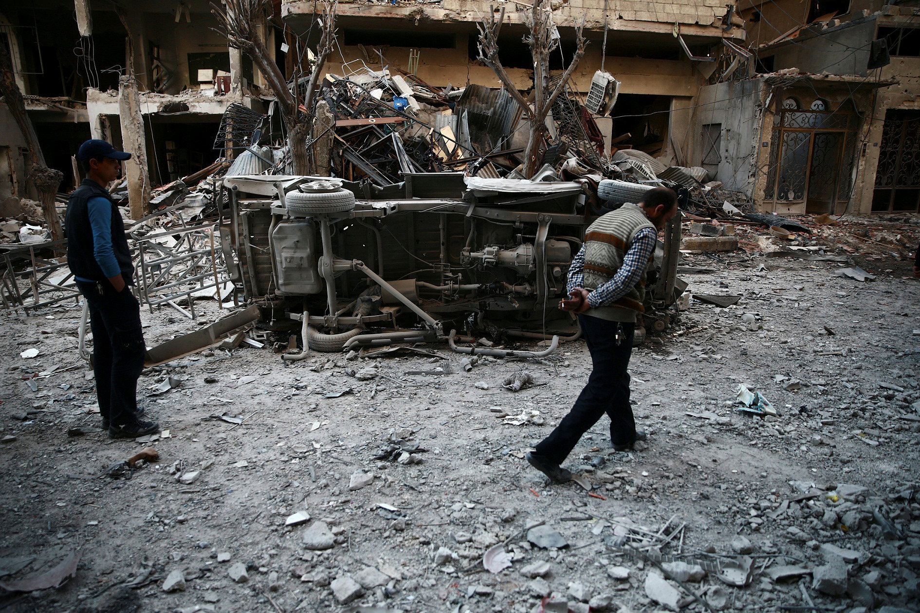 aid convoy enters besieged syrian town of douma