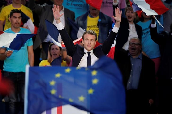 french candidate macron extends lead over le pen in final day of campaigning