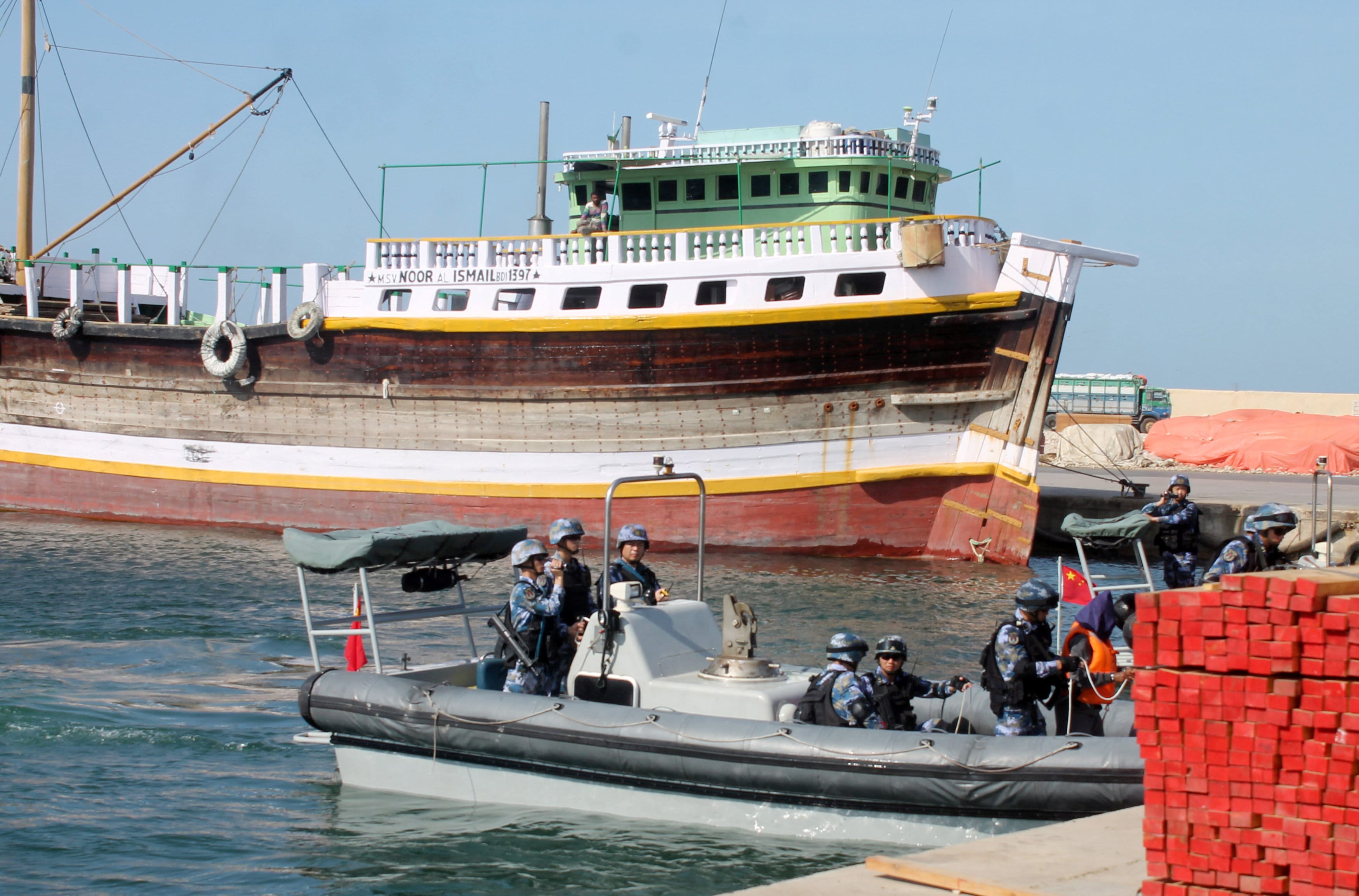 chinese navy hands over suspected pirates to somali authorities
